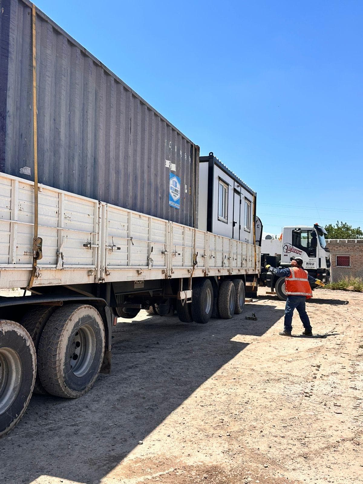 Proyecto Farmacéutico Oficinas con pañol completo - imagen 1